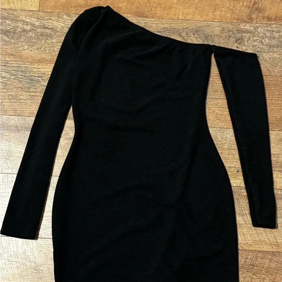 Pretty Little Thing Black Off-Shoulder Dress - Picture 5 of 5